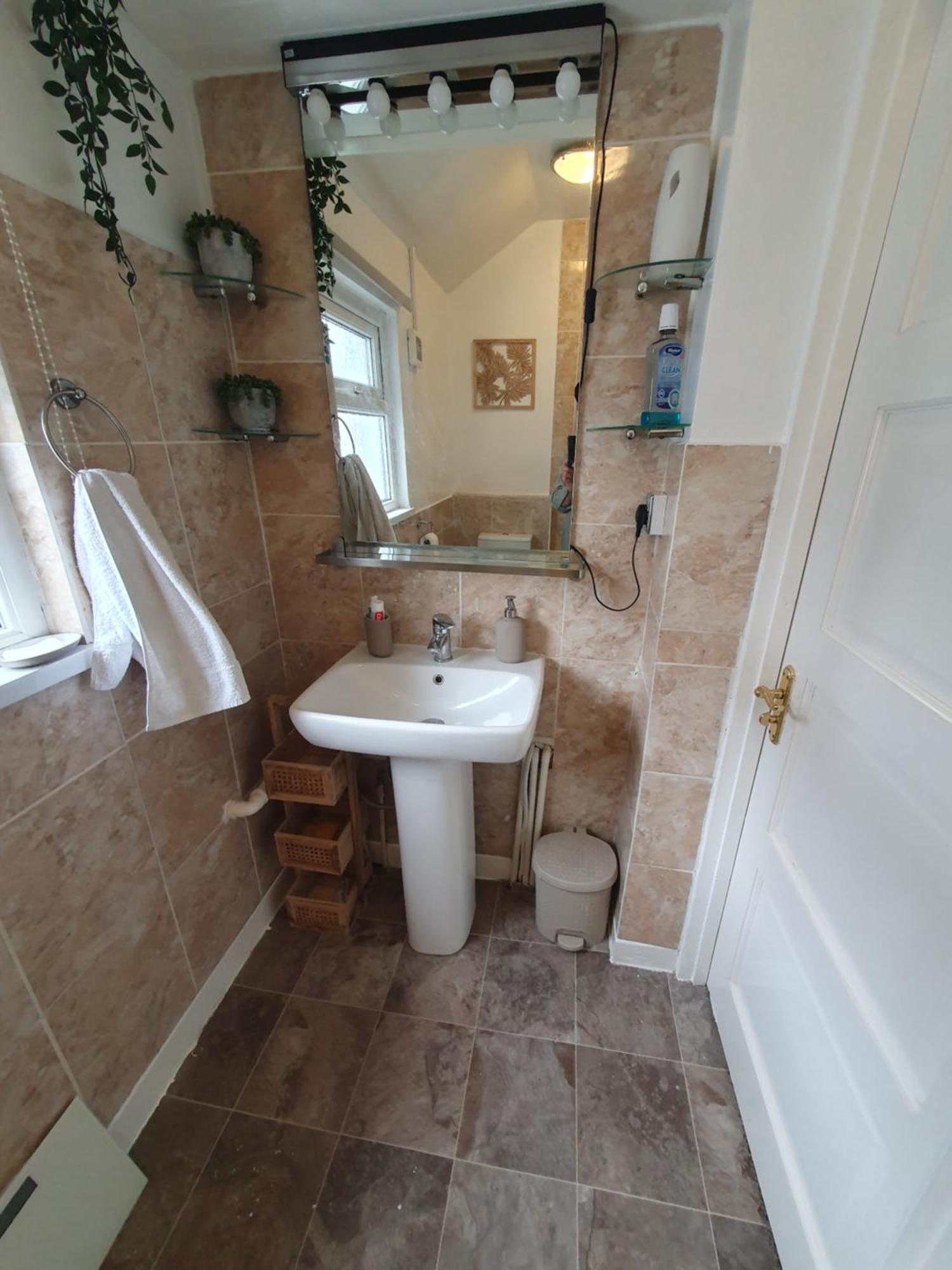 Private Luxury Double Room In Cardiff Exterior photo